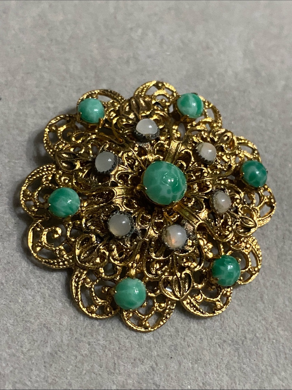 VTG Gold Filigree Brooch with Peaking Glass Cabochons
